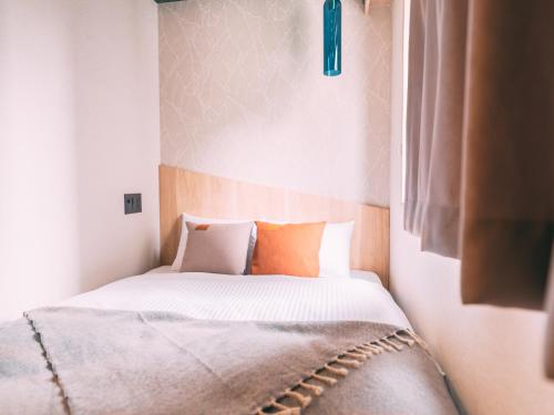 Standard Double Room image 6
