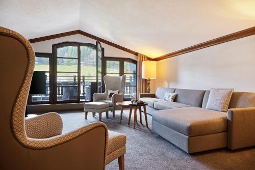 One-Bedroom Suite with Balcony and Mountain View