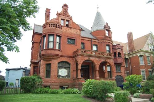 Schuster Mansion Bed & Breakfast - Accommodation - Milwaukee