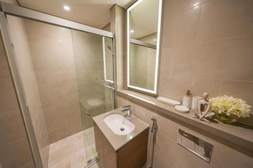Bright Apartment With Panoramic CityScape Views - image 10