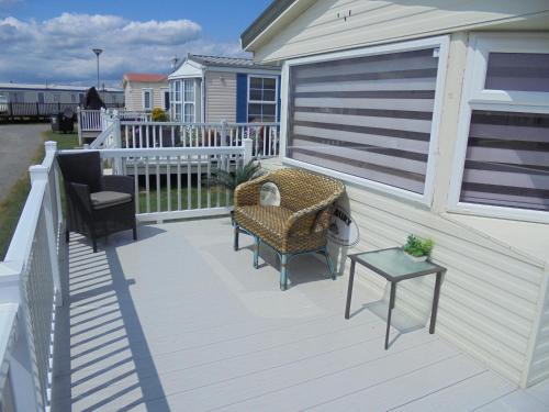 Balcony/terrace, Waterside: Waterside Salisbury:- 6 Berth Large Wrap Around Veranda in Ingoldmells