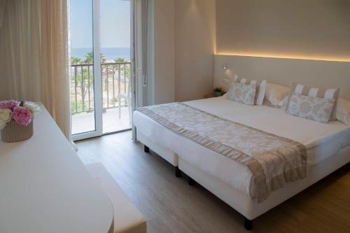 Superior Double Room with Front Sea View