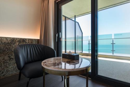 ระเบียง/ชานเรือน, โฮเทล กีเต้ (HOTEL GITE) in ชีฮึง