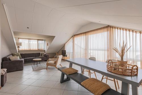 สแตรนด์โฮเทล กัมเบอร์ดูอิน (Strandhotel Camperduin) in แคมเพอร์ไดน์