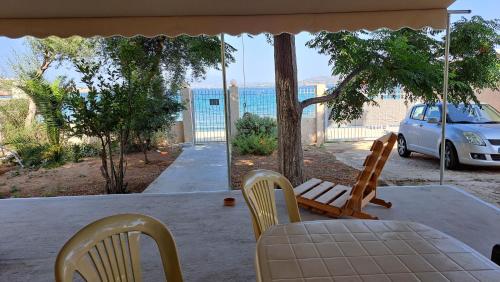 Beachfront 2-bedroom apartment