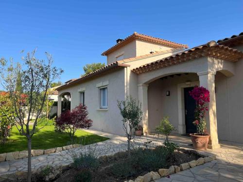 Belle villa typique du sud avec grande piscine in Assas ciems
