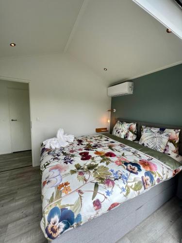 New - Waterfont Villa08 - Private Residence on a lake near Amsterdam, Vinkeveen (photo 5)