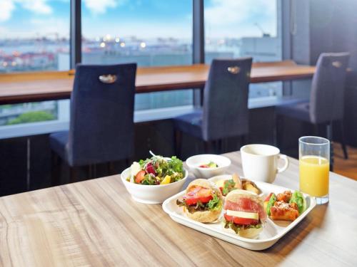 Food and beverages, LOISIR HOTEL SHINAGAWA SEASIDE near National Museum of Emerging Science and Innovation Miraikan