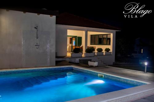 Villa with Swimming Pool