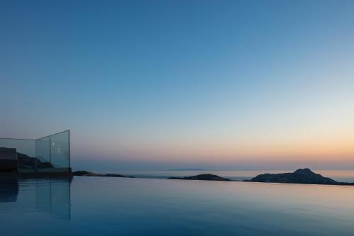 Epsilon Villa, Private Swimming Pool Garden, Panoramic Sunset