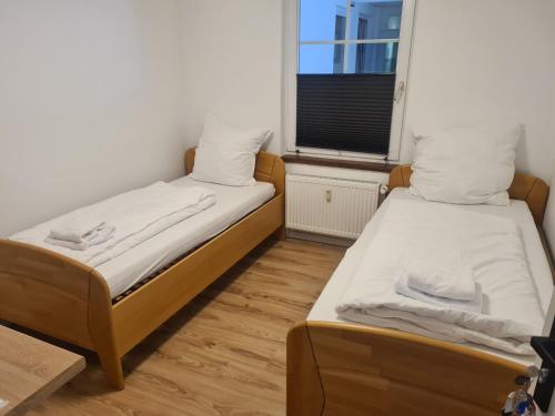 2 twin beds