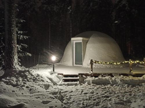 Igloo Glamping LakeLand Camp