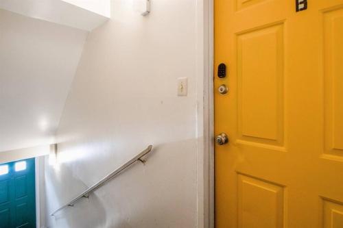 Huge & Unique 2BR/1BA Pet-friendly Family Condo in Baltimore, USA