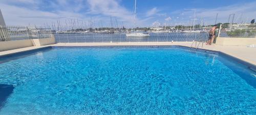 Swimming pool, Appartement Vue Exceptionnelle sur la Mer, Piscine, Parking prive - Sur l'ile des Pecheurs near Bodega Buena Vista