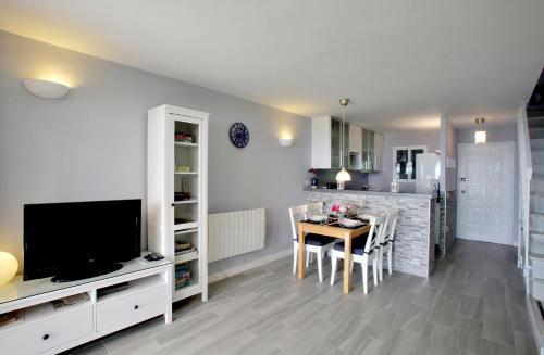 Your Vacation Retreat Right On The Beach - image 14