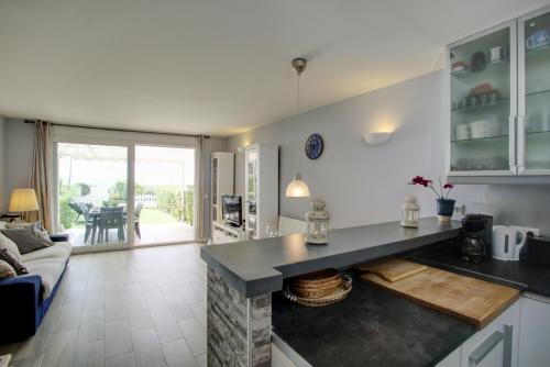 Your Vacation Retreat Right On The Beach - image 6