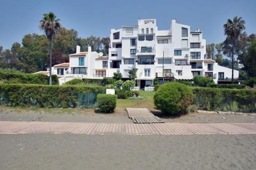 Your Vacation Retreat Right On The Beach - image 5