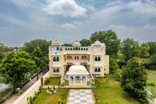 StayVista's Panna Garh - Rajsamand - Private Pool with Bar & Indoor-Outdoor Activities