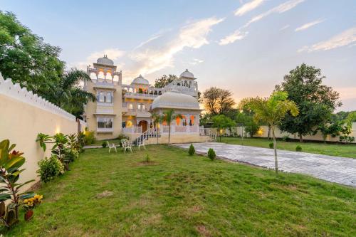 StayVista's Panna Garh - Rajsamand - Private Pool with Bar & Indoor-Outdoor Activities