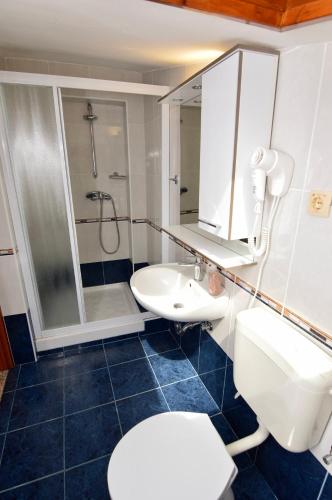 3 bedrooms, 4 beds