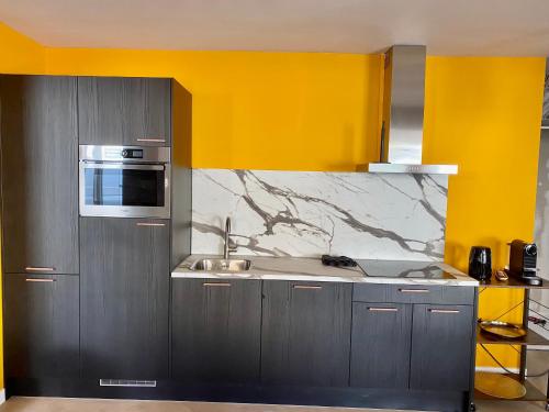 Kitchen, Glucklich am Meer Suite Deluxe mit Wellnesszugang in Egmond aan Zee