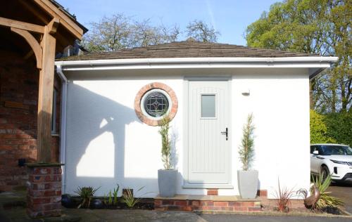 Фасада на хотела, The Middlewood - Luxury self contained retreat in Adlington