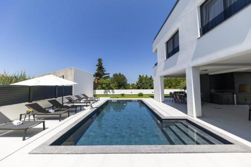 CROWONDER Mila Prestige Villa with Heated Swimming Pool, Jacuzzi and Sauna