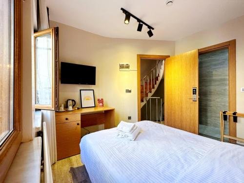 Budget Double Room image 7