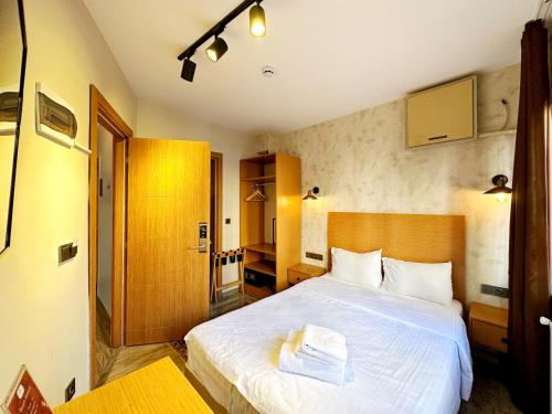 Budget Double Room image 8