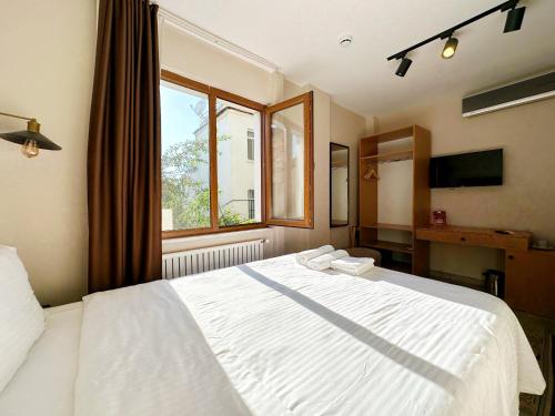 Double Room image 3
