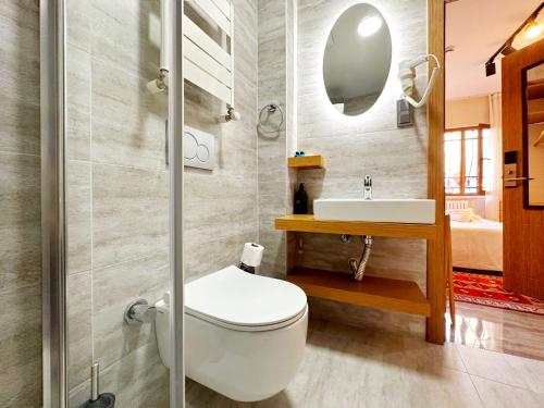 Budget Double Room image 3