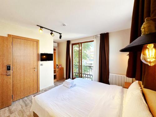 Deluxe Room image 6