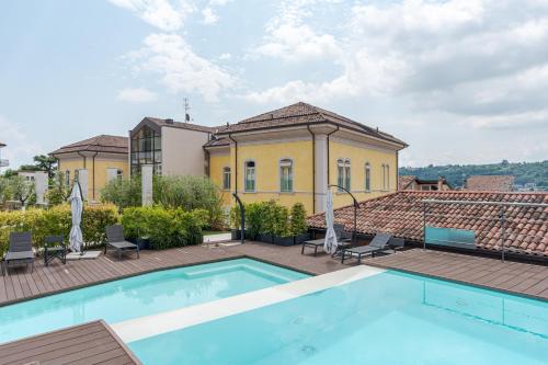  Elegant and modern TOP apartment with shared pool in Salò