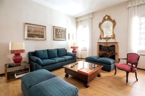 Classy spacious apartment close to St.Mark square 3