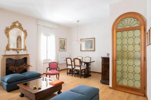 Classy spacious apartment close to St.Mark square 4
