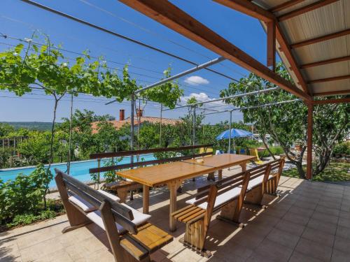 Apartment Laura by Interhome in Kapelica