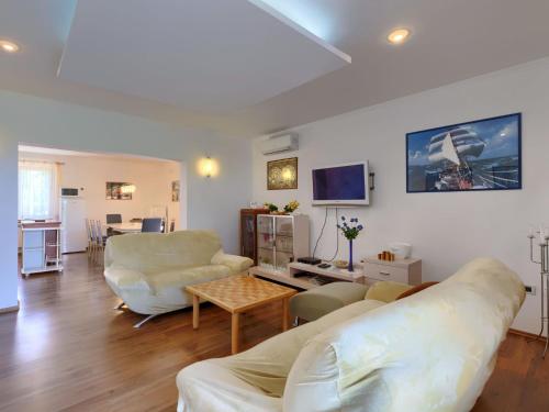 Apartment Laura by Interhome in Kapelica