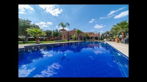 Villa with heated pool set in 7000m2 of parkland - by feelluxuryholidays