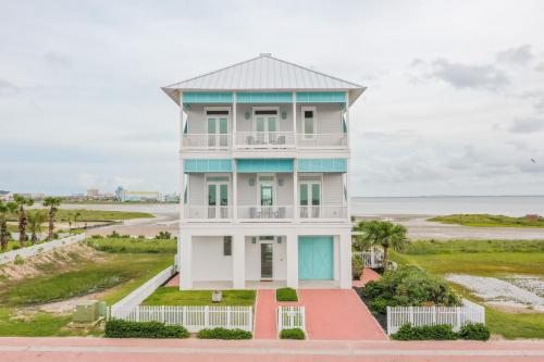 Four-Bedroom Holiday Home room in Casa Sirena - Private bayside home with pool home
