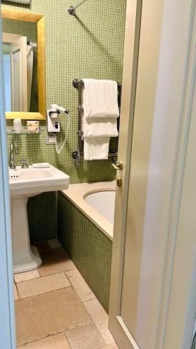 room detail thumbnail 2