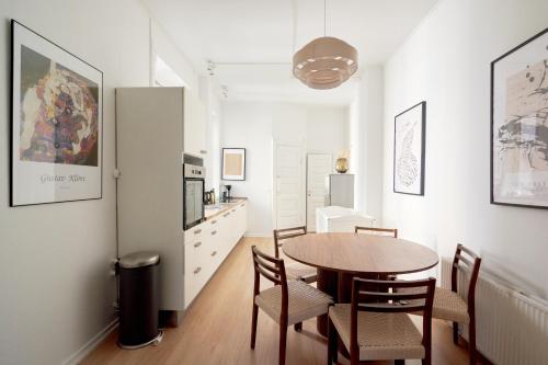 NEW 102M apt. Heart of copenhagen Shopping street - image 10