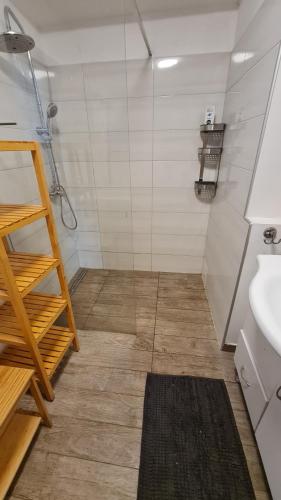 Dušš, Apartma pri babici in Slovenj Gradec
