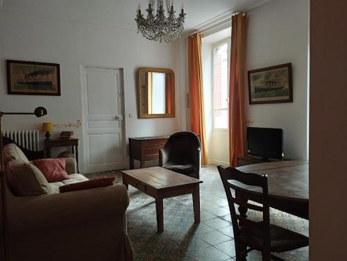 Le Voltaire in Chateau-Landon
