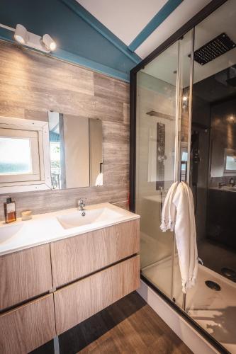Shower, Camping le Roucan West in Vias