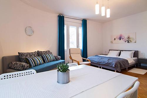 Cosy Studio Apartment 2-4 - image 3