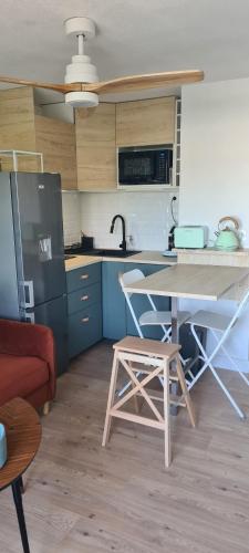 Joli studio vue Mont Saint Clair, parking, ménage et linge de lit inclus