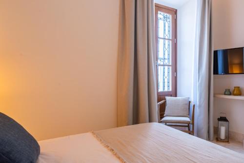 Small Double Room - Lower level image 1