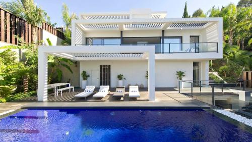 Queens Luxury Contemporary Villa