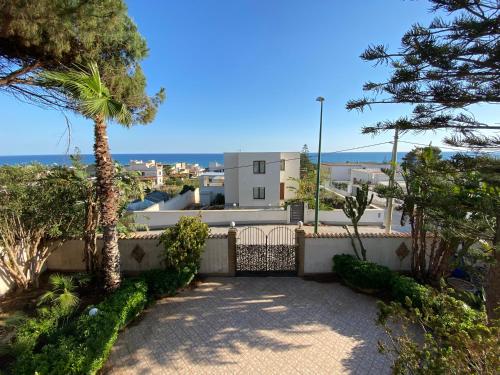  Sea View - Beautiful Private Terrace with BBQ, Unterkunft in Triscina