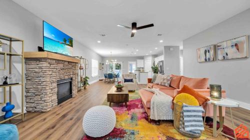 Relax & Unwind - Spacious & Colorful 3BR House
